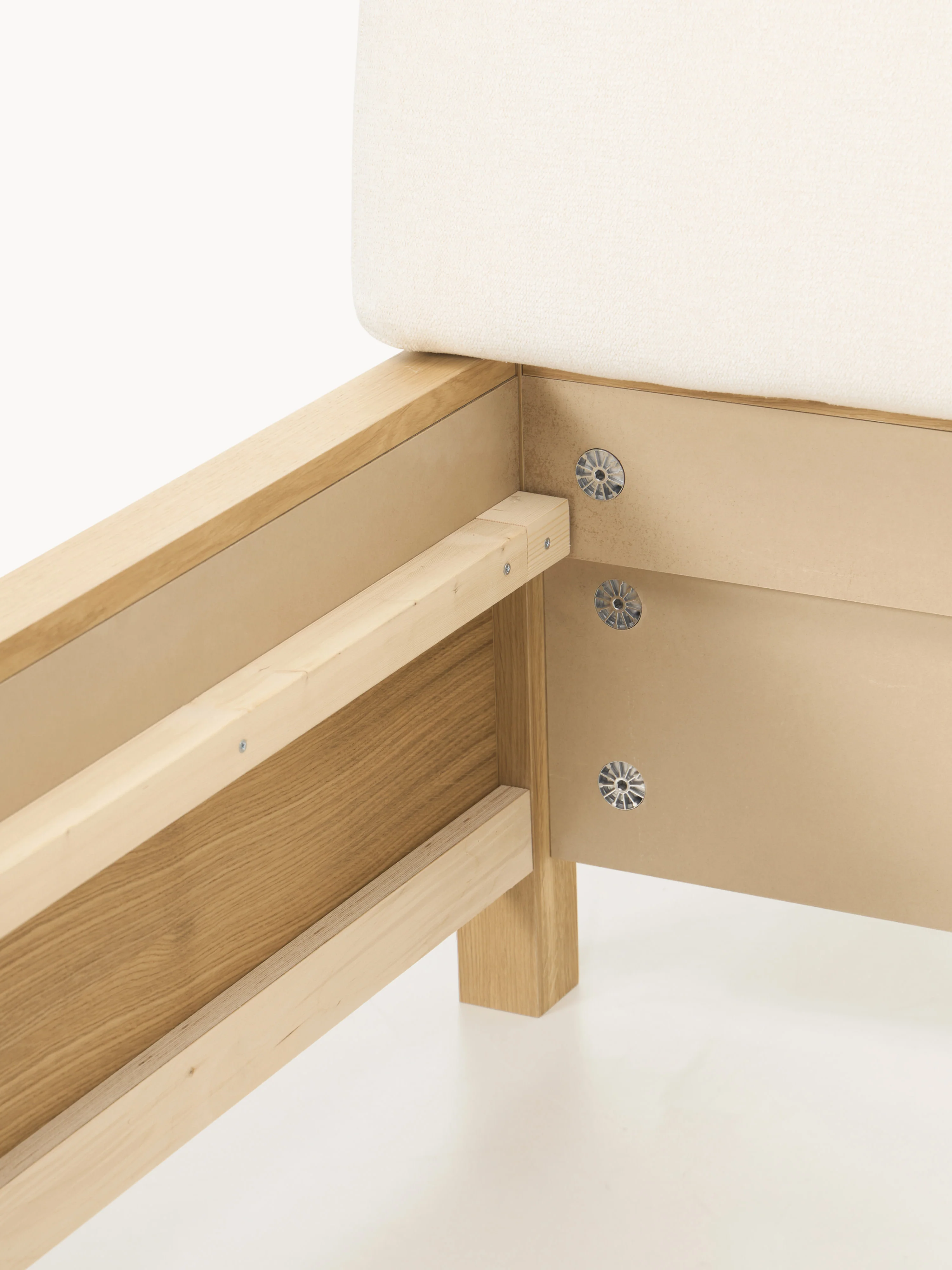 Houten bedframe Santiago met gestoffeerd hoofdeinde en lades