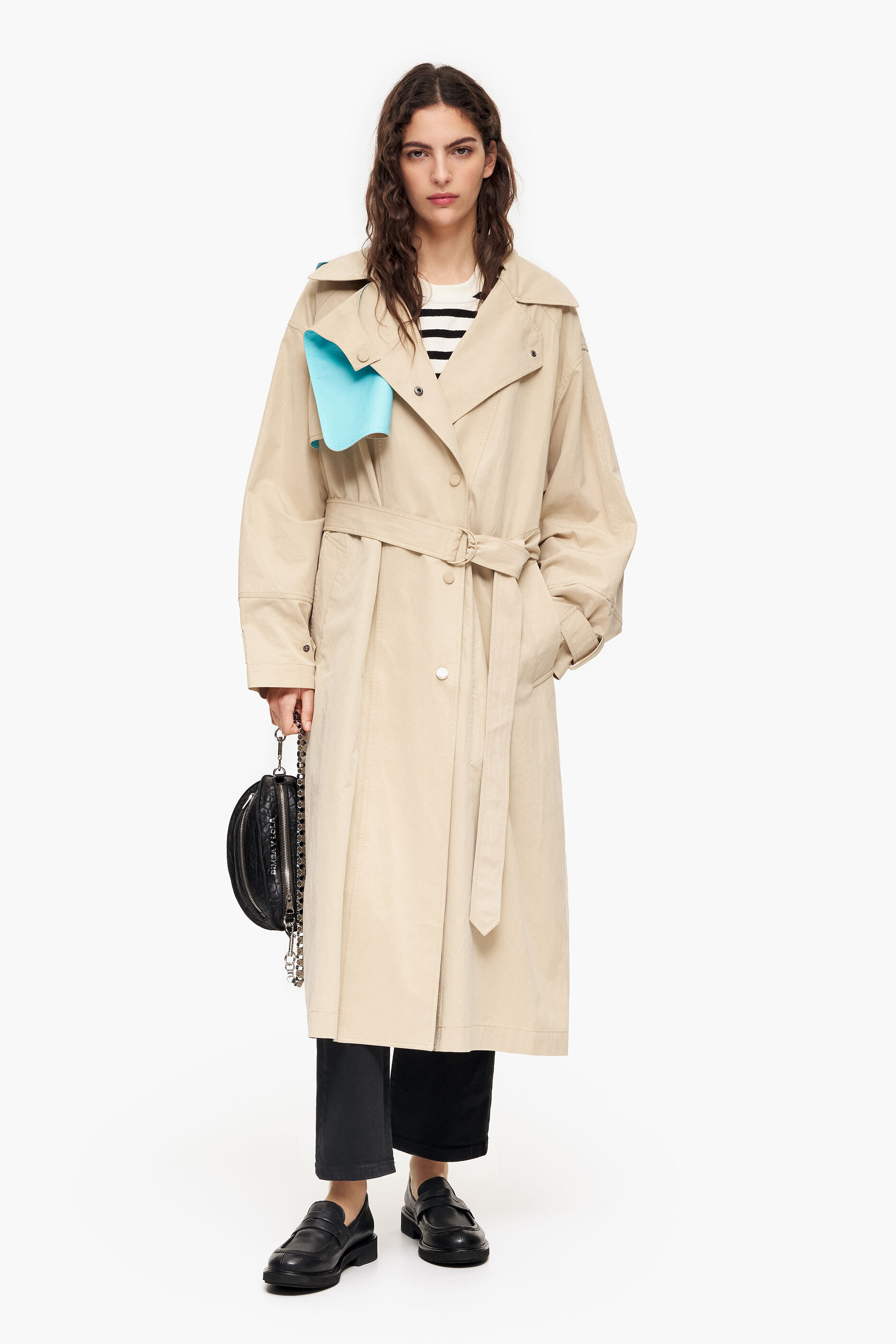 Trench coat cor camelo com boca de sino