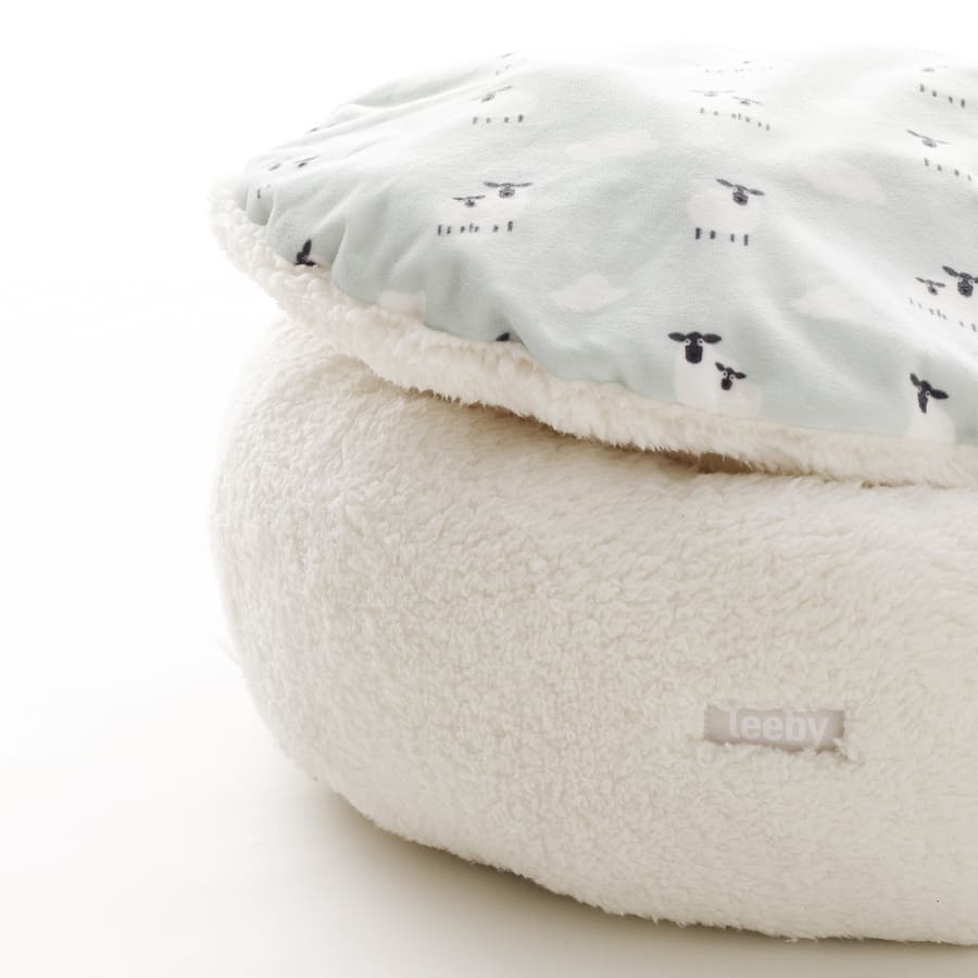 Cama redonda Leeby branca com capa removível e estampa de ovelhas para gatinhos.