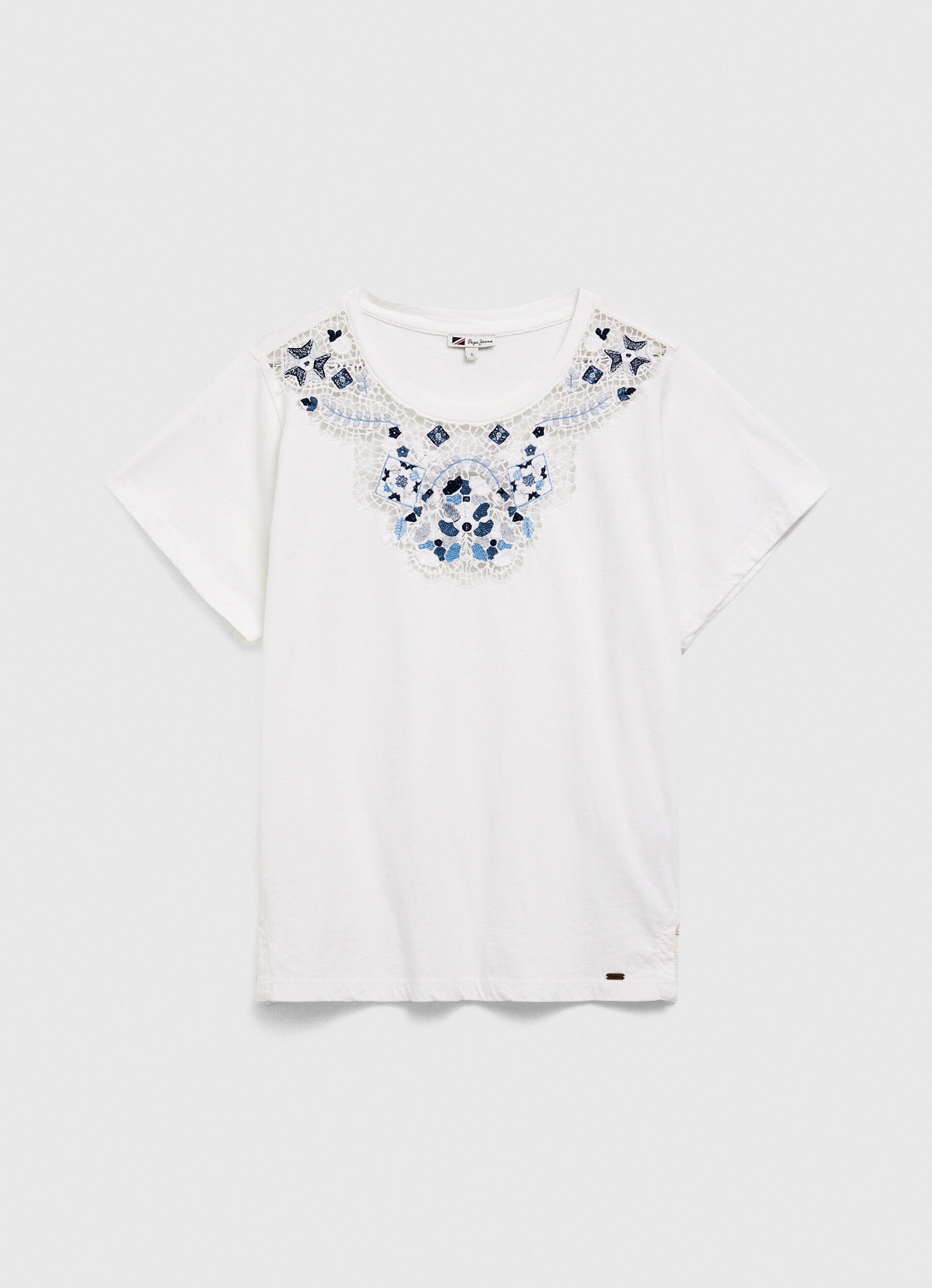 CAMISETA COM GOLA DE RENDA - branca