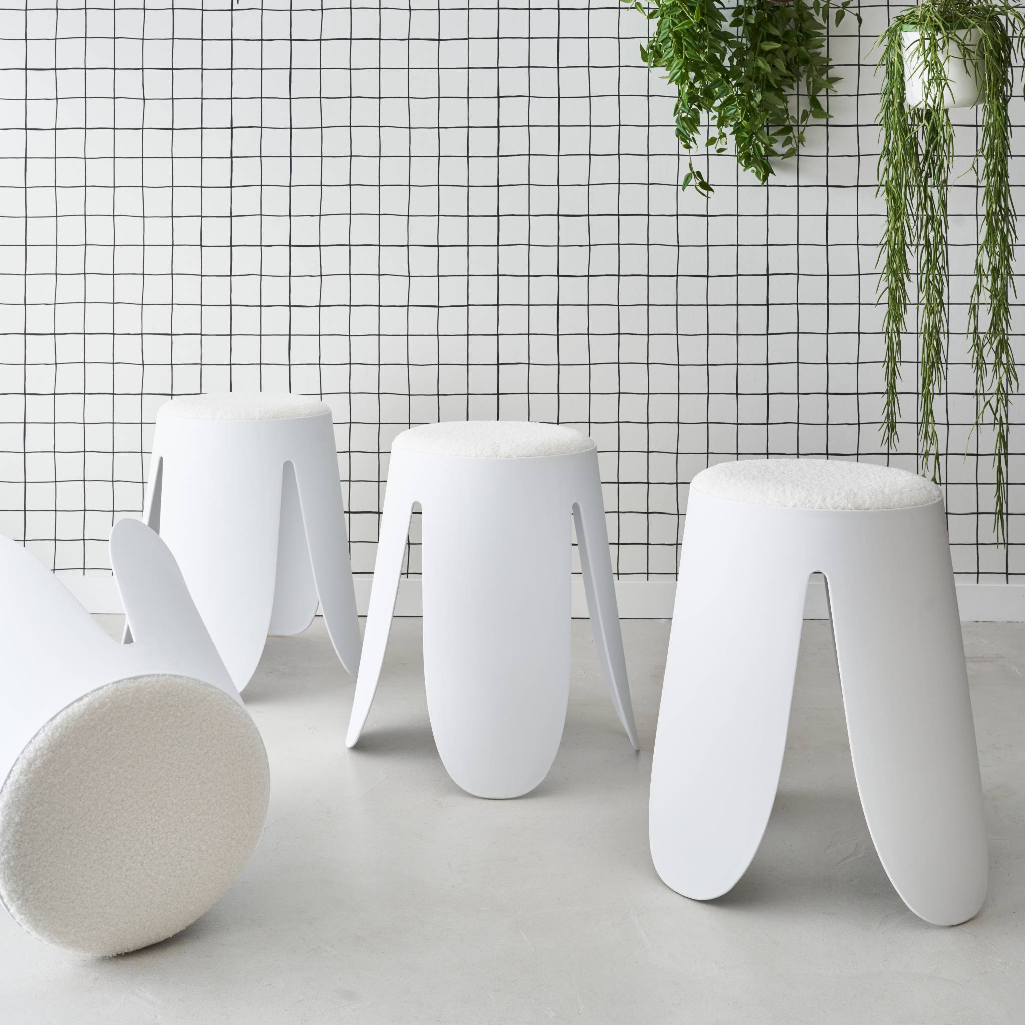 Set de 4 tabourets empilables blancs. Bouclette texturée. Niki. Ø30 / 44 x h46cm