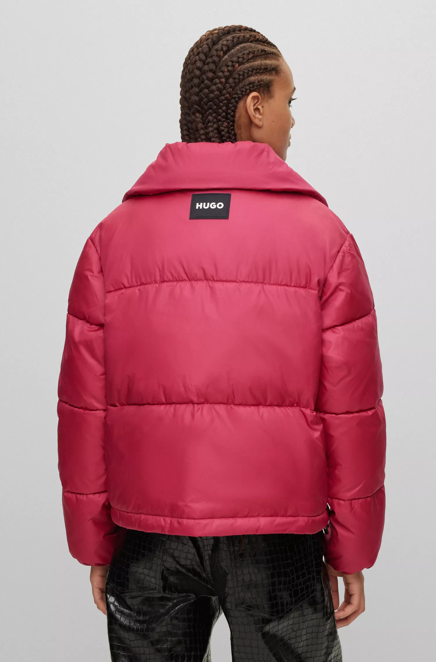 Jaqueta puffer HUGO vermelha, impermeável, com patch de logotipo.