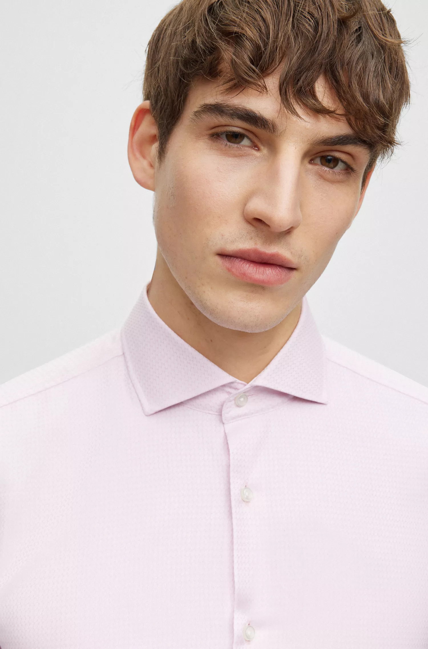 Camisa BOSS preta de corte slim em algodão orgânico estruturado.