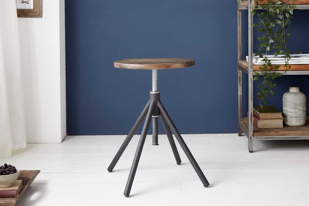 Höhenverstellbarer Sitz Hocker FACTORY Akazie verwittert Industrial Design