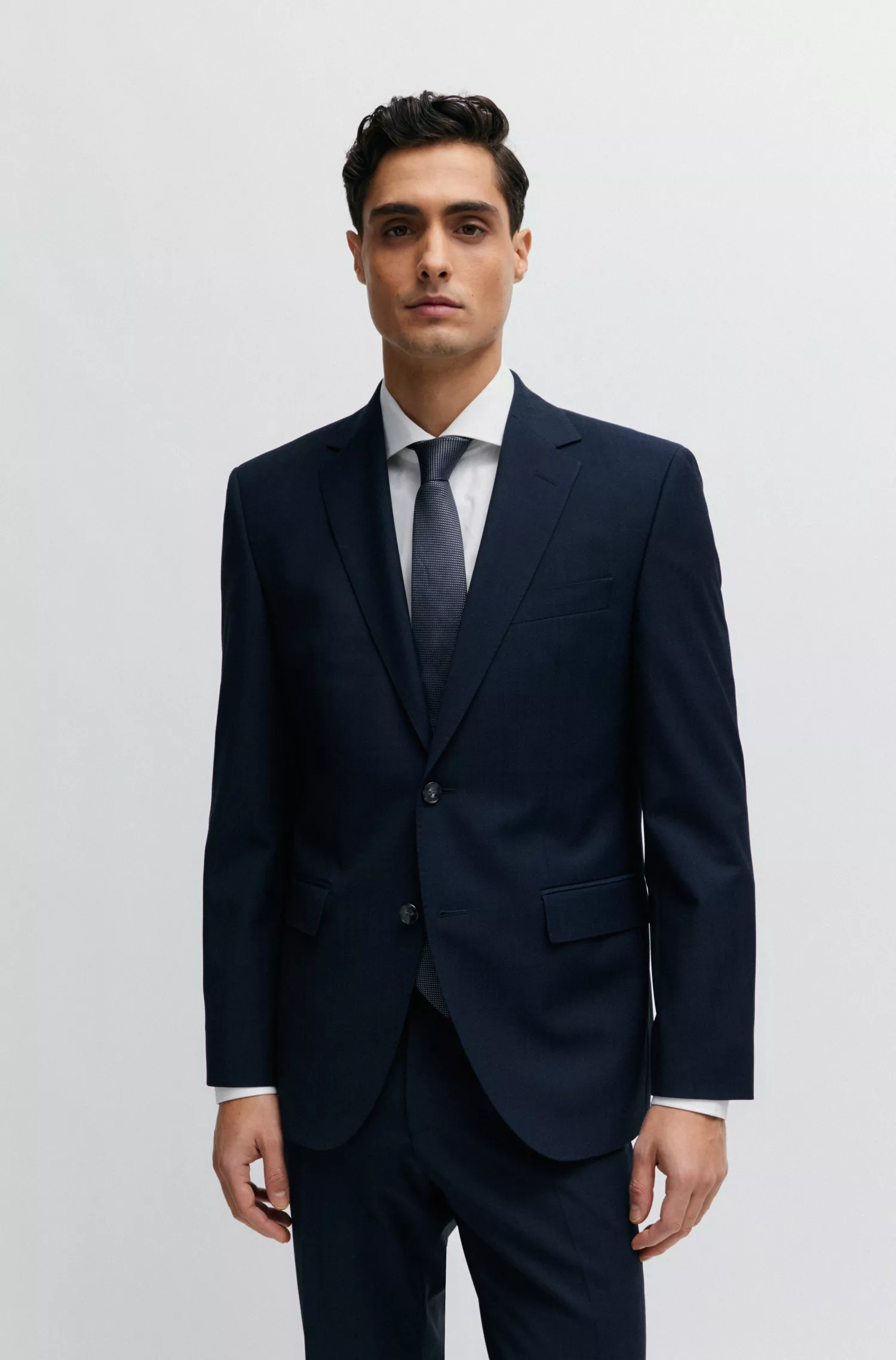 Terno BOSS preto, corte regular, em tecido elástico com microestampa.