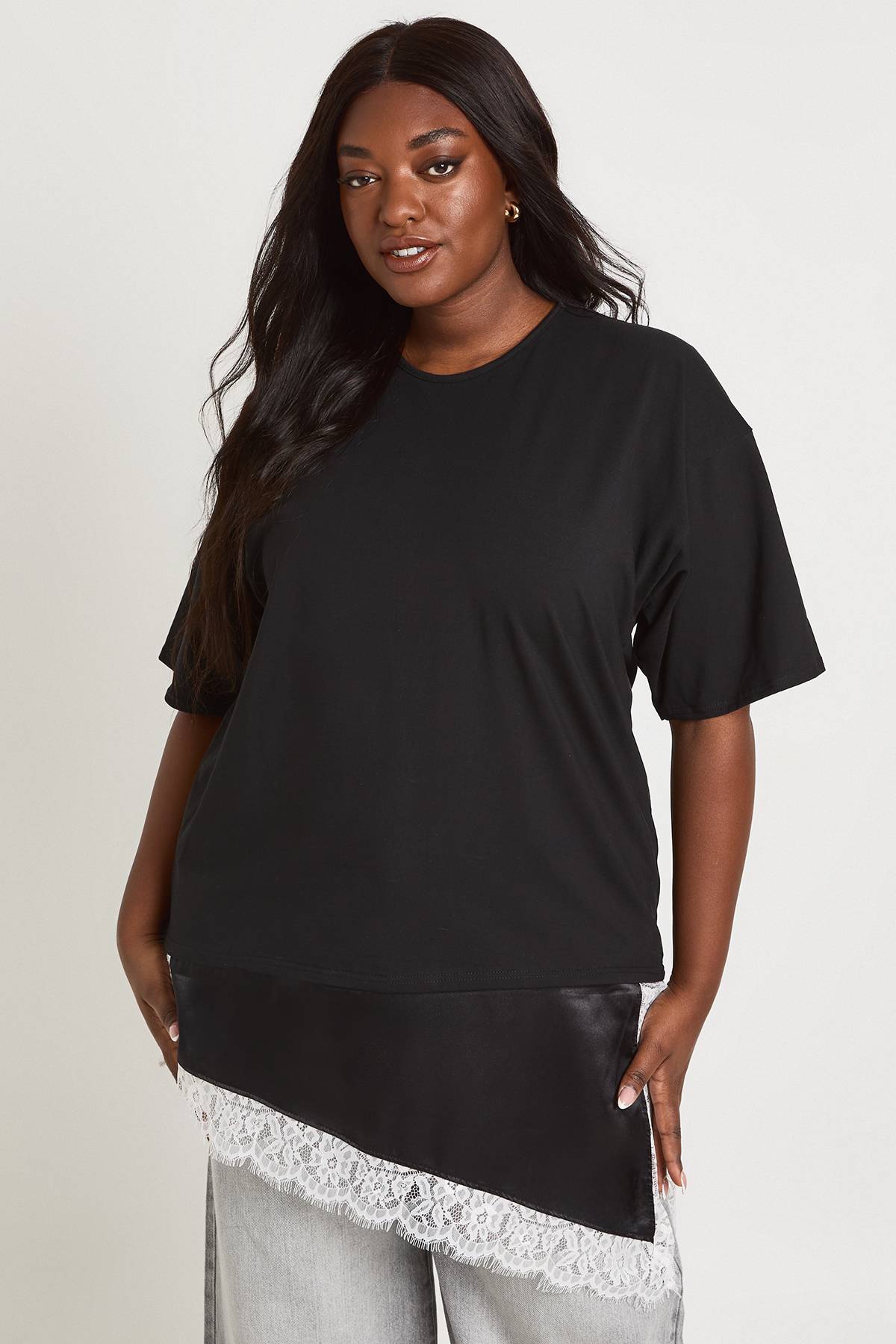 boohoo T-shirt Grande Taille À Ourlet En Satin Et Dentelle Contrastante