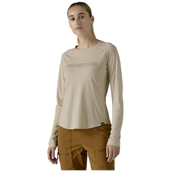 T-shirt randonnée PATAGONIA W'S L/S CAP COOL TRAIL GRAPHIC SHIRT OUTLINE TEXT LOGO: PUMICE