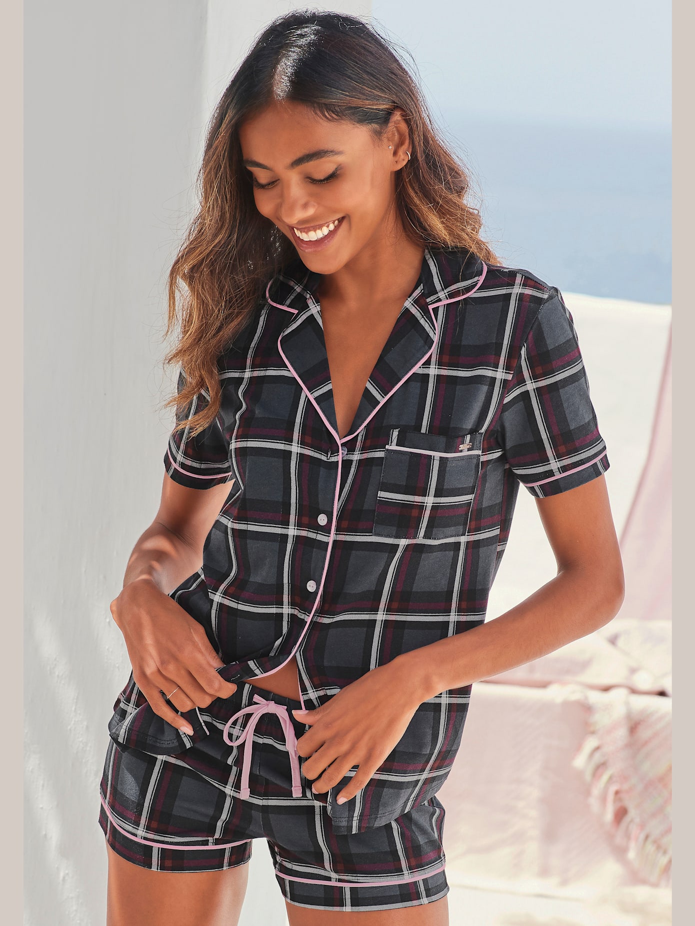 Élégant pyjama court avec motif sur toute la surface