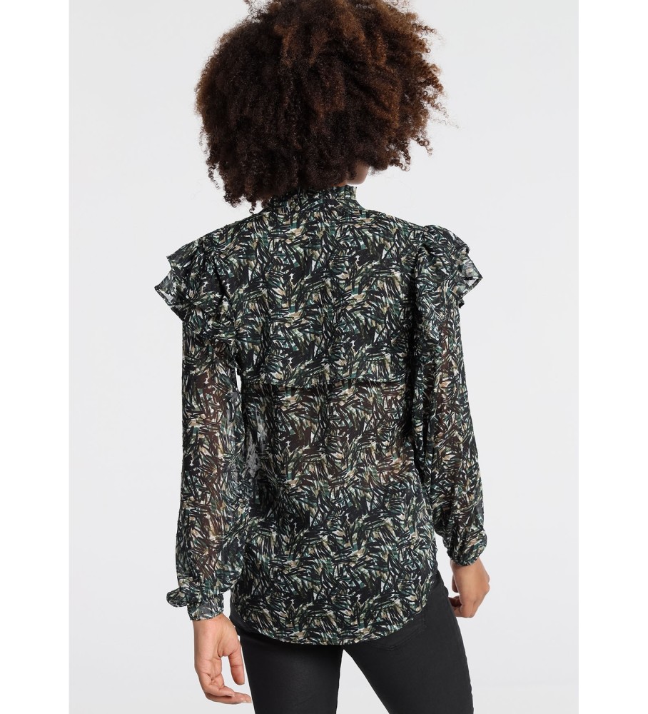 Blusa Lois com babados e ombros à mostra, estampada, da coleção Outono, nas cores preta e verde.