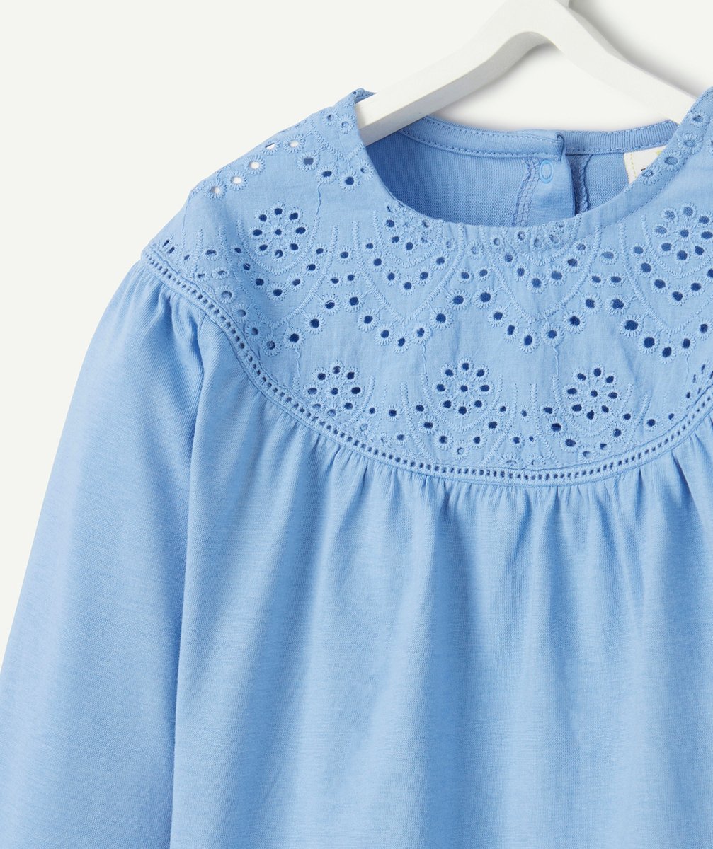 T-SHIRT BLEU BÉBÉ FILLE EN COTON BIO ET BRODERIE ANGLAISE