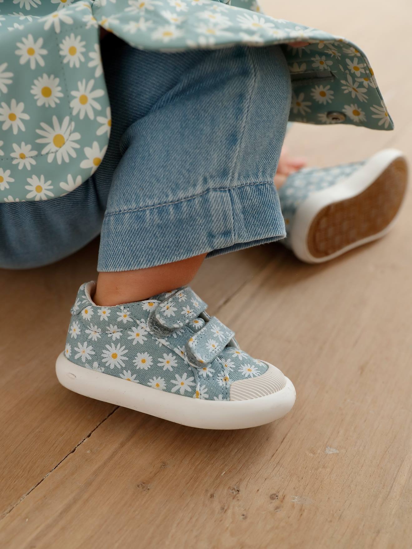 Tênis de lona com tiras autoadesivas para bebês meninas, multicoloridos