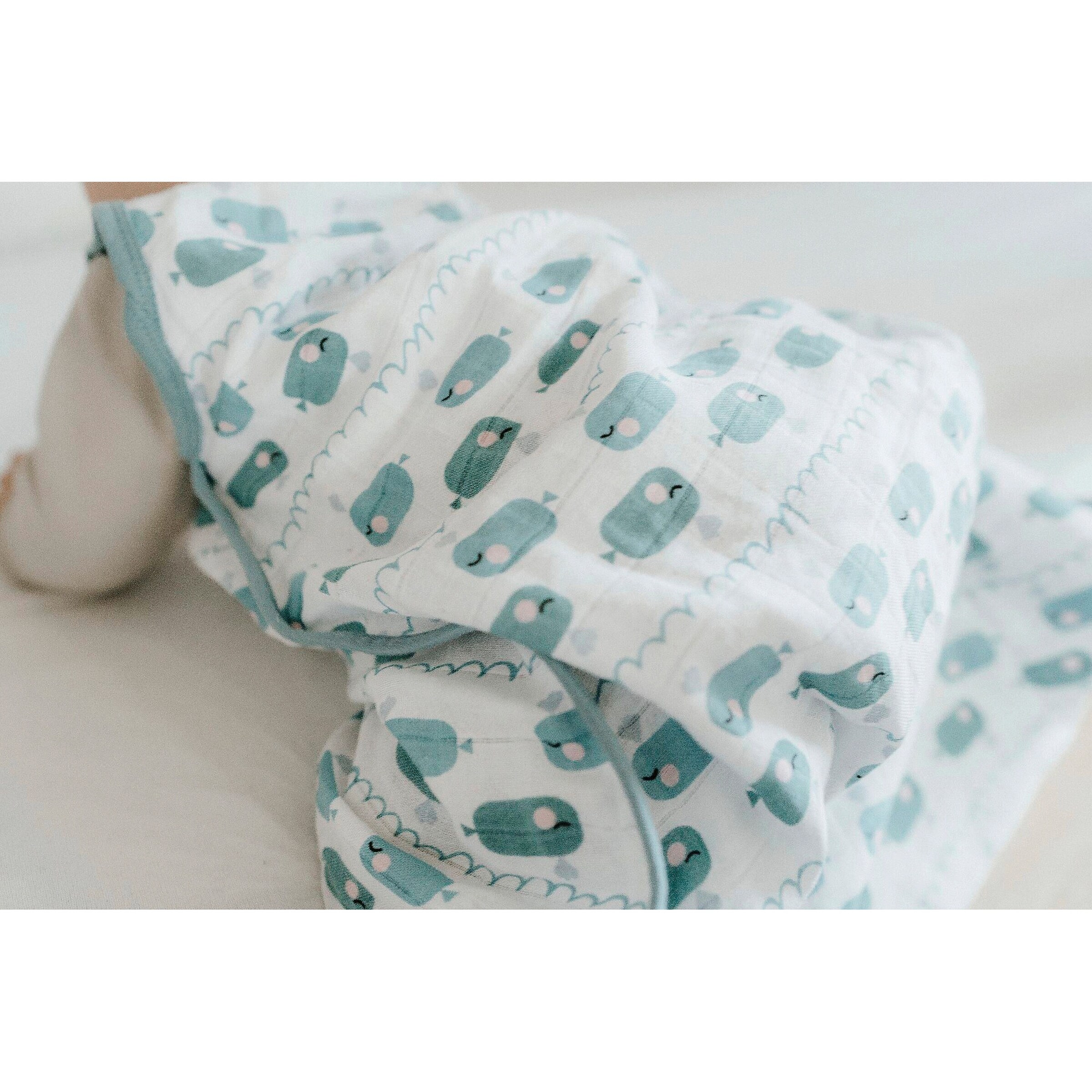 emma & noah Sommerschlafsack Musselin 0.5 TOG Wal grün / mint