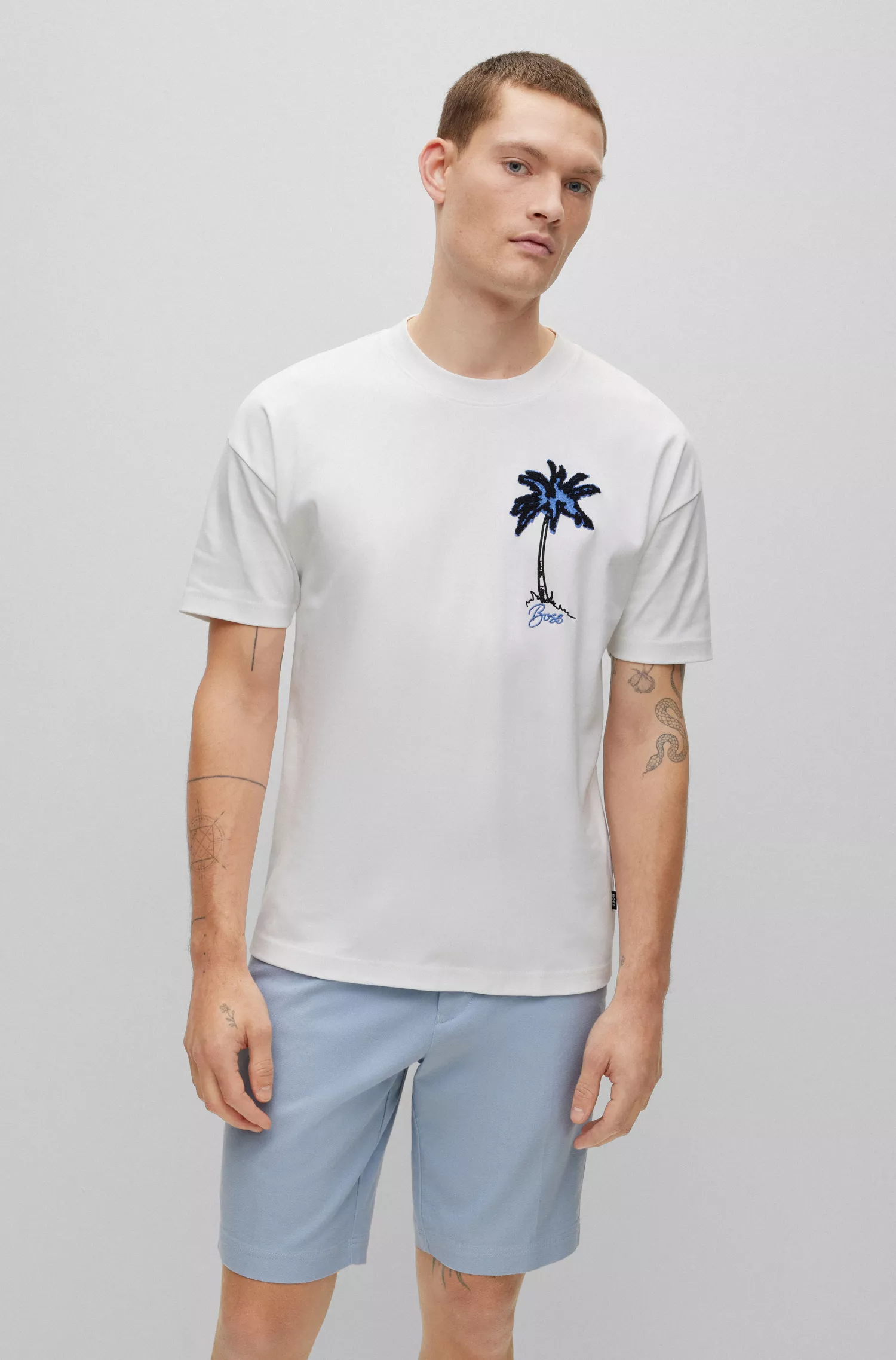 Camiseta BOSS preta de algodão interlock com modelagem oversized e estampa aplicada.