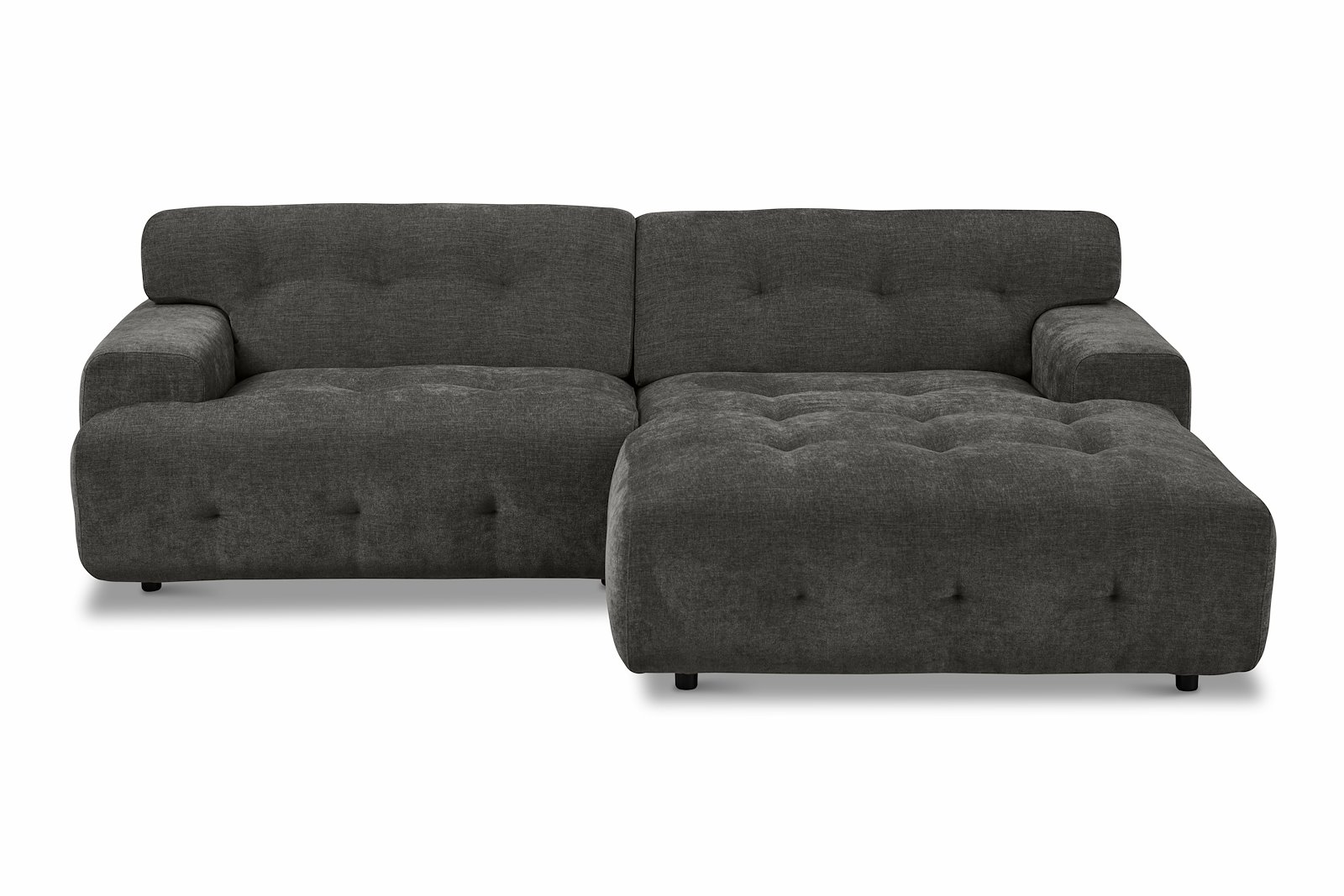 Bob sofa 1,5-seter med sjeselong høyre. Tekstil City 98 Dark Grey med sorte ben.