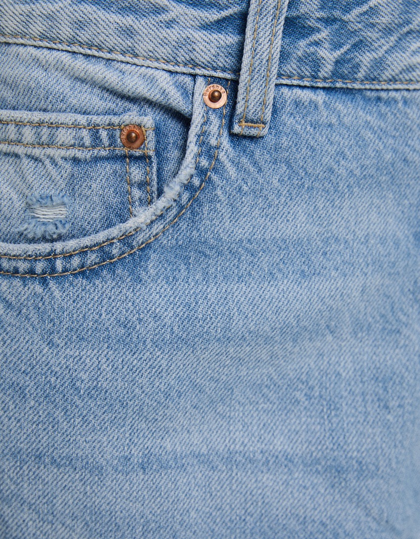 Calça jeans rasgada de perna larga dos anos 90