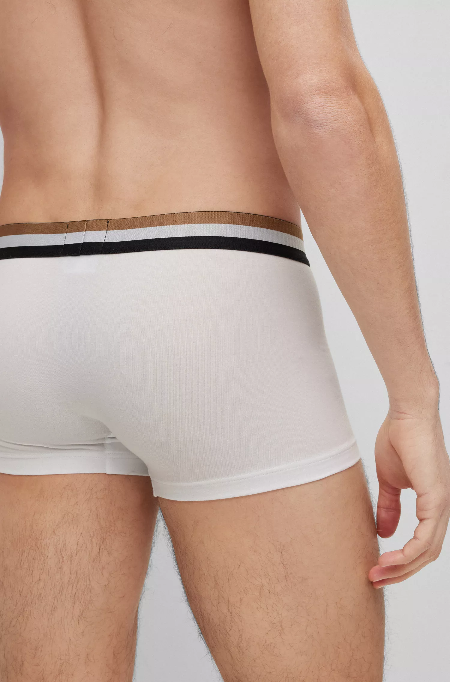 Cueca boxer BOSS preta em mistura de algodão com cós listrado característico.