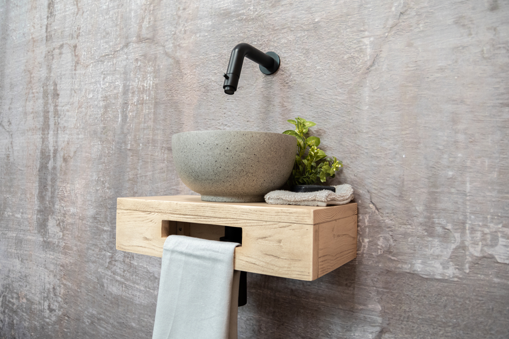 Saniclear Seba fonteinset met eiken plank, grijze terrazzo waskom en zwarte kraan voor in het toilet