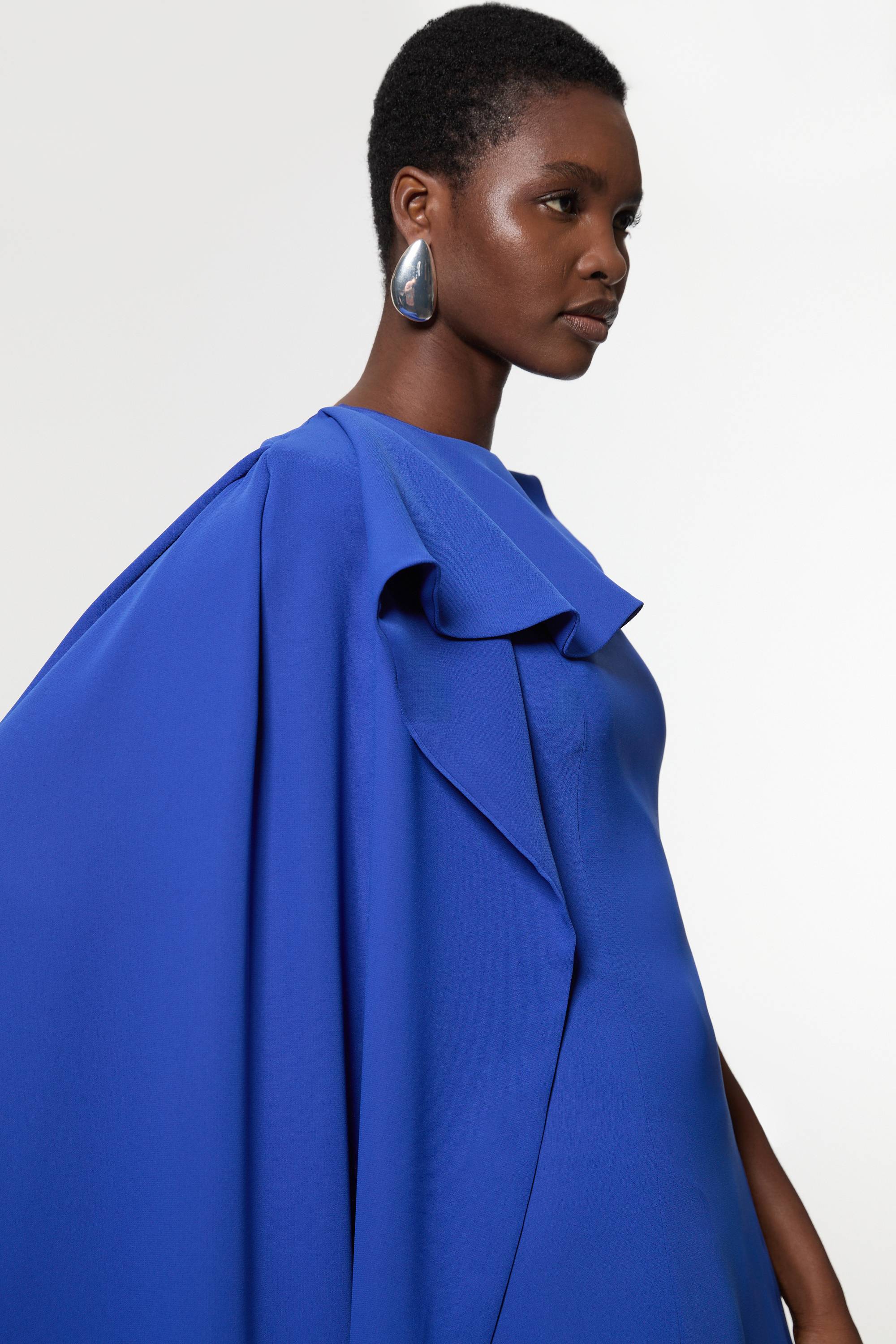 KarenMillen Robe maxi à jupe pleine, à la coupe douce en blocs de couleurs avec un détail cape