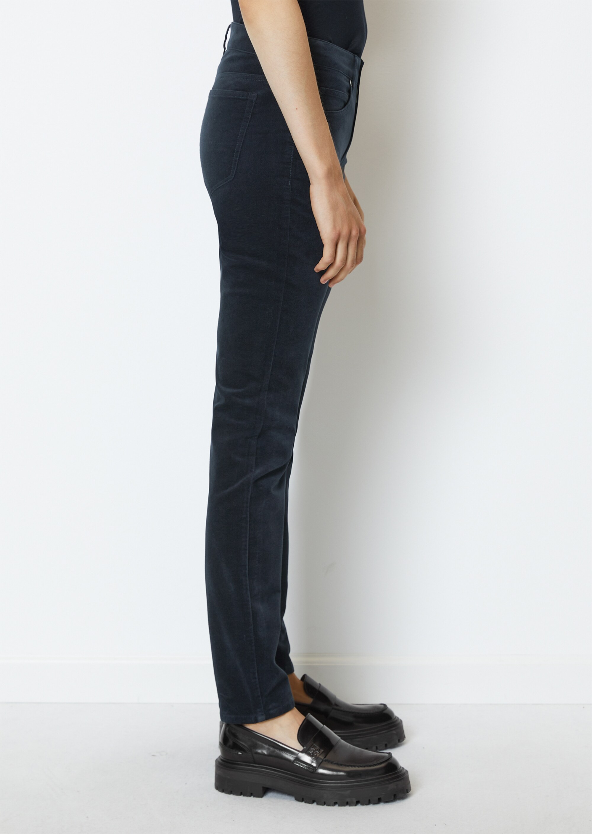 Hose LULEA slim aus stretchigem Samt