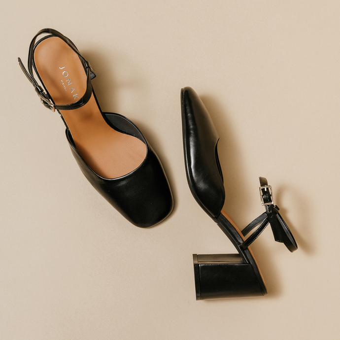 Babies à talons et bouts carrés  en cuir noir