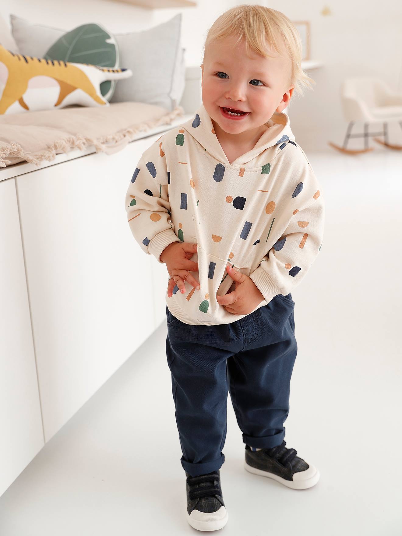 Roupa de bebê: moletom de lã e calça de sarja azul-escura