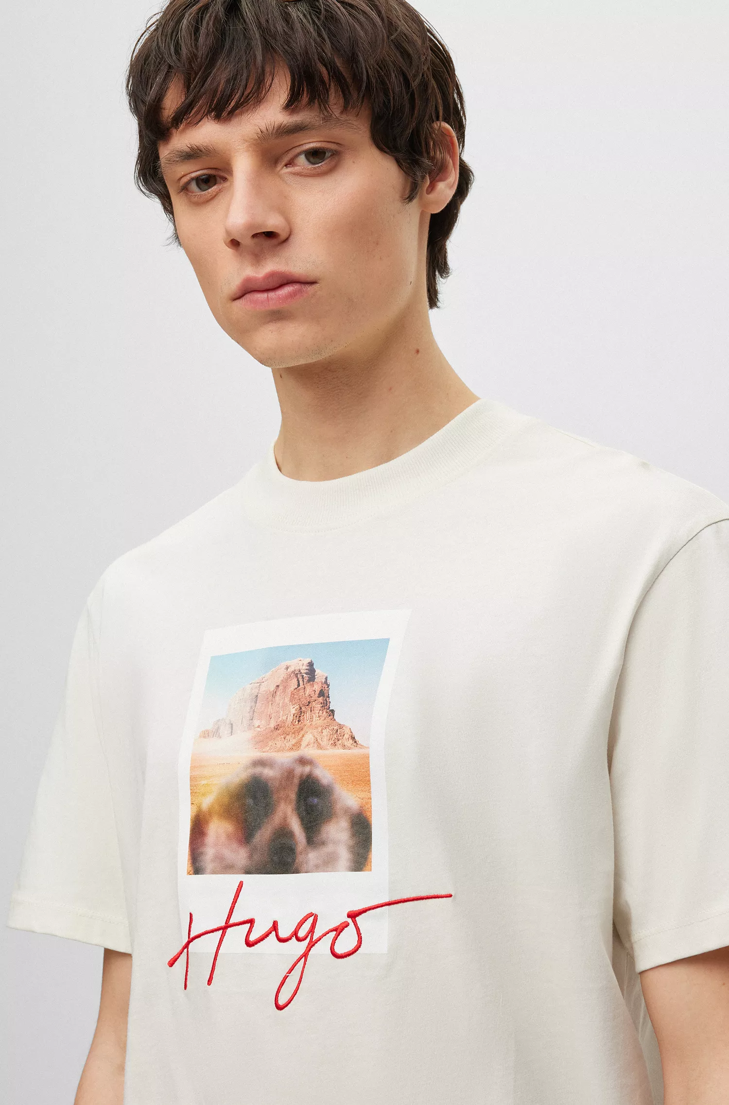 Camiseta HUGO vermelha em malha de algodão com estampa animal e logotipo.