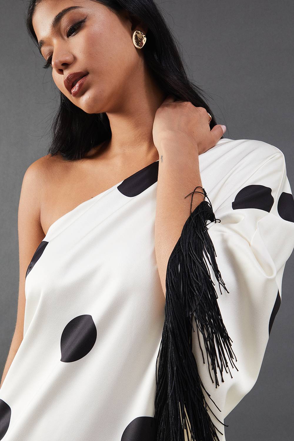 Warehouse Robe Midi Asymétrique À Une Épaule Avec Franges Premium