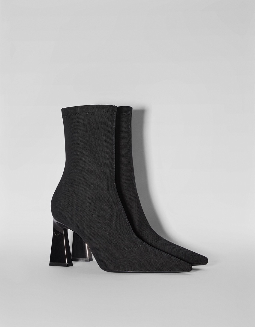 Botas de cano curto ajustadas com salto metálico