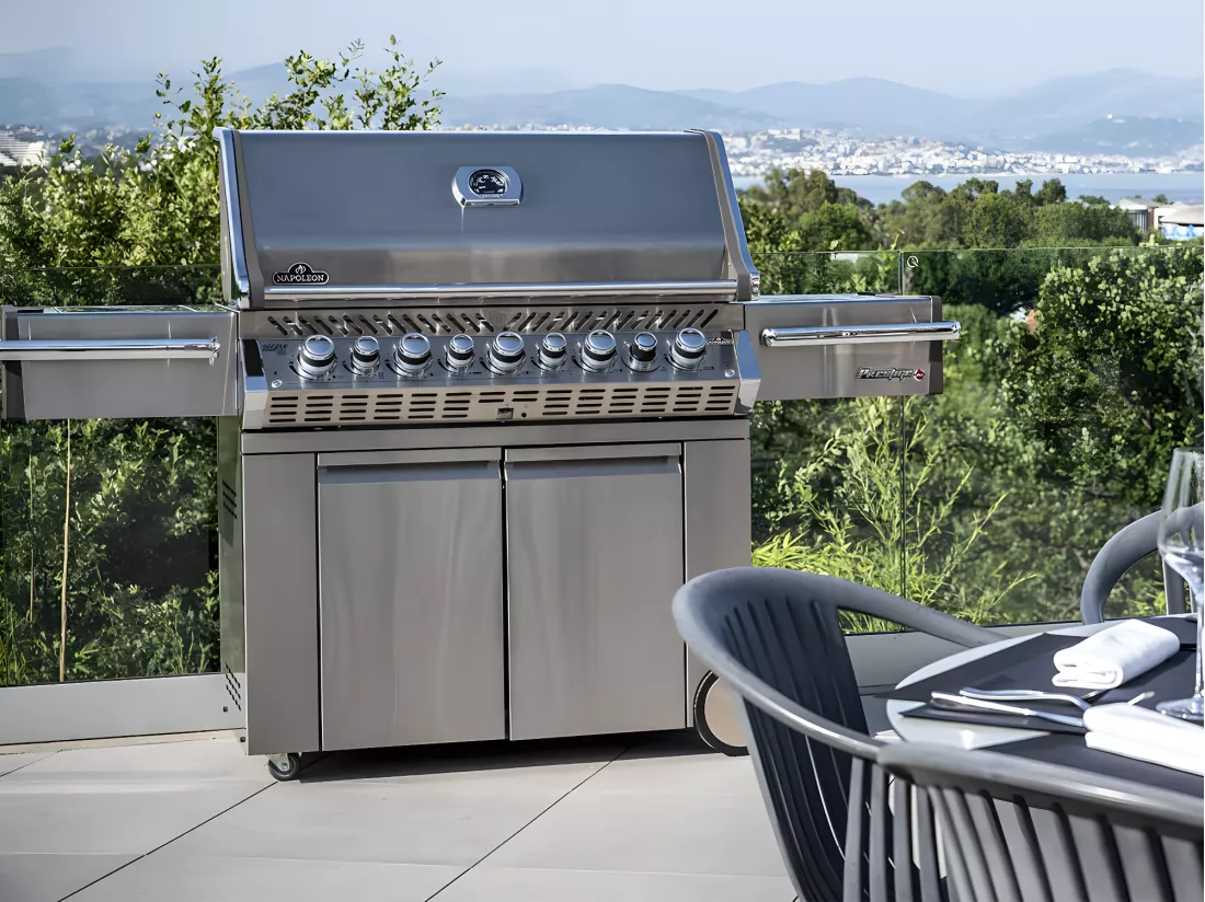 Barbecue à gaz Prestige Pro 665 SIB inox 5 brûleurs + Sizzle Zone + brûleur arrière + fumoir - Napoleon