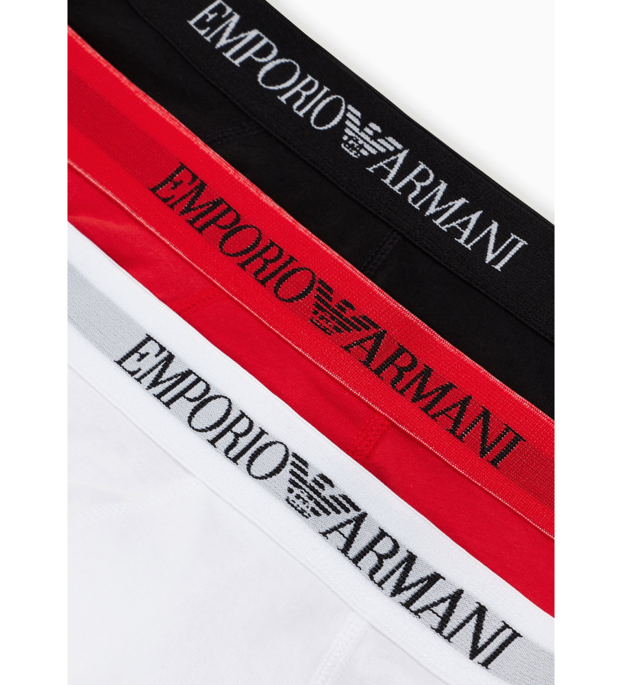 Pacote com três cuecas boxer da Emporio Armani: branca, vermelha e preta.
