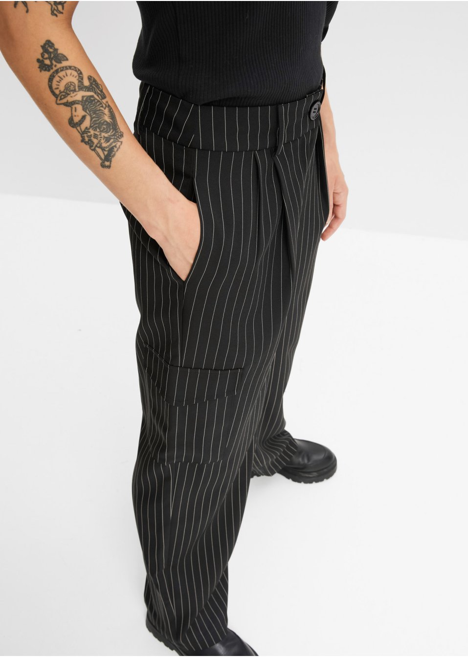 Pantalon cargo à fines rayures