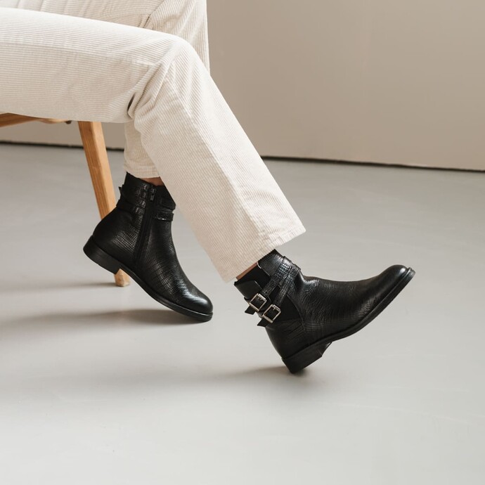 Bottines à boucles fines  en reptile noir
