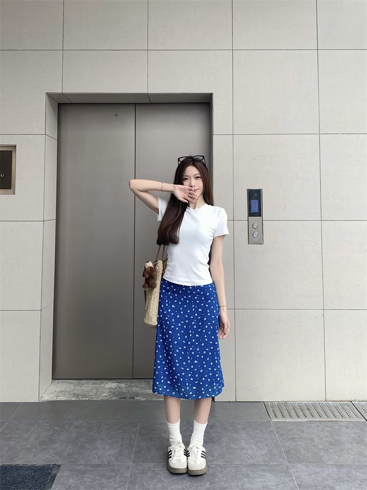 Closette - Effen T-shirt met korte mouwen en ronde hals / Midi-A-lijn rok met hoge taille en bloemenprint
