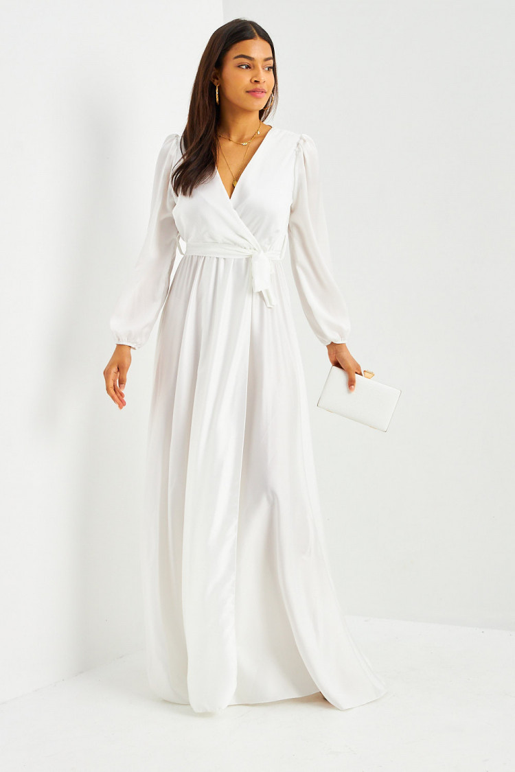 Robe longue blanche satinée ceinturée