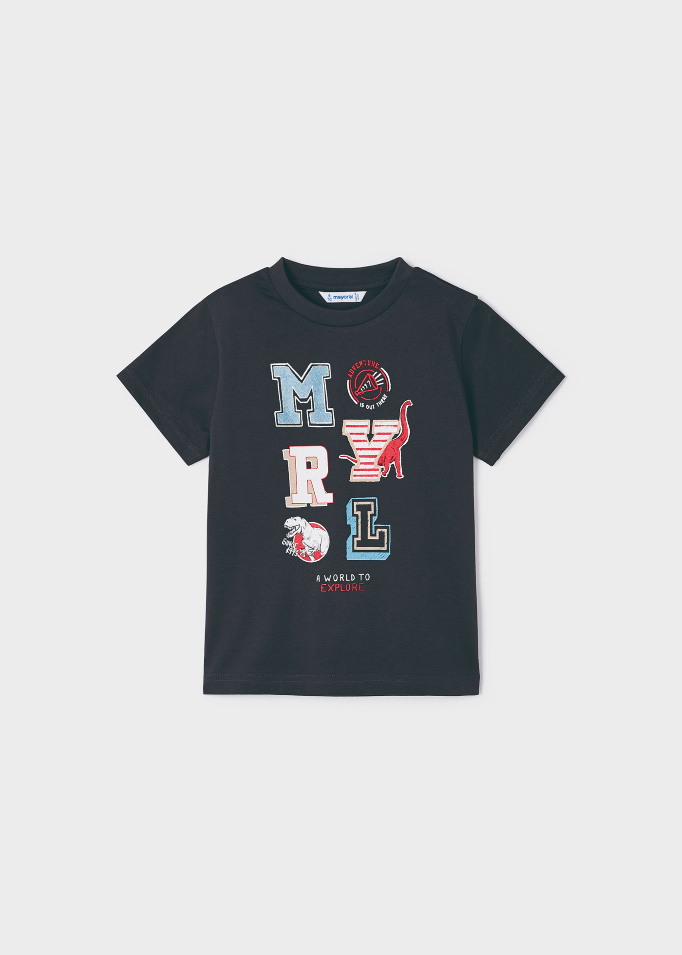 Camiseta infantil masculina em algodão sustentável com estampa.