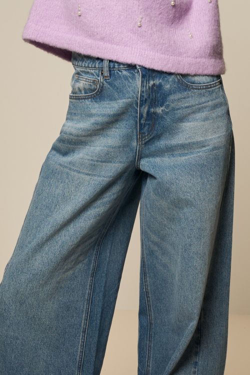Blauwe wide leg jeans met schuine zoom