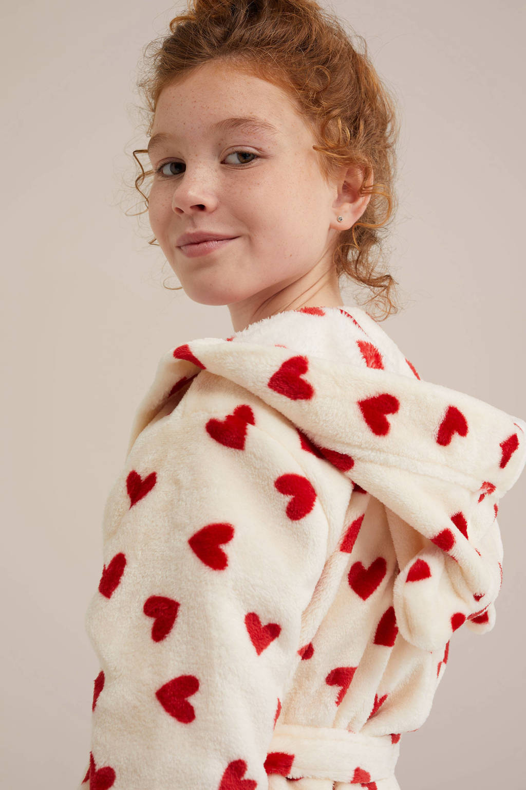 WE Fashion fleece badjas met hartjes print offwhite/rood