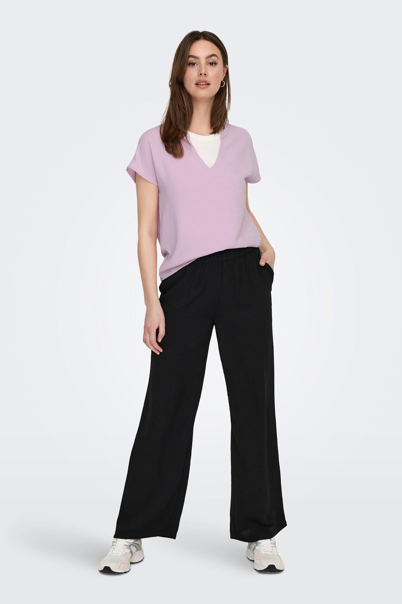 Blusa lisa com decote em V e mangas curtas.