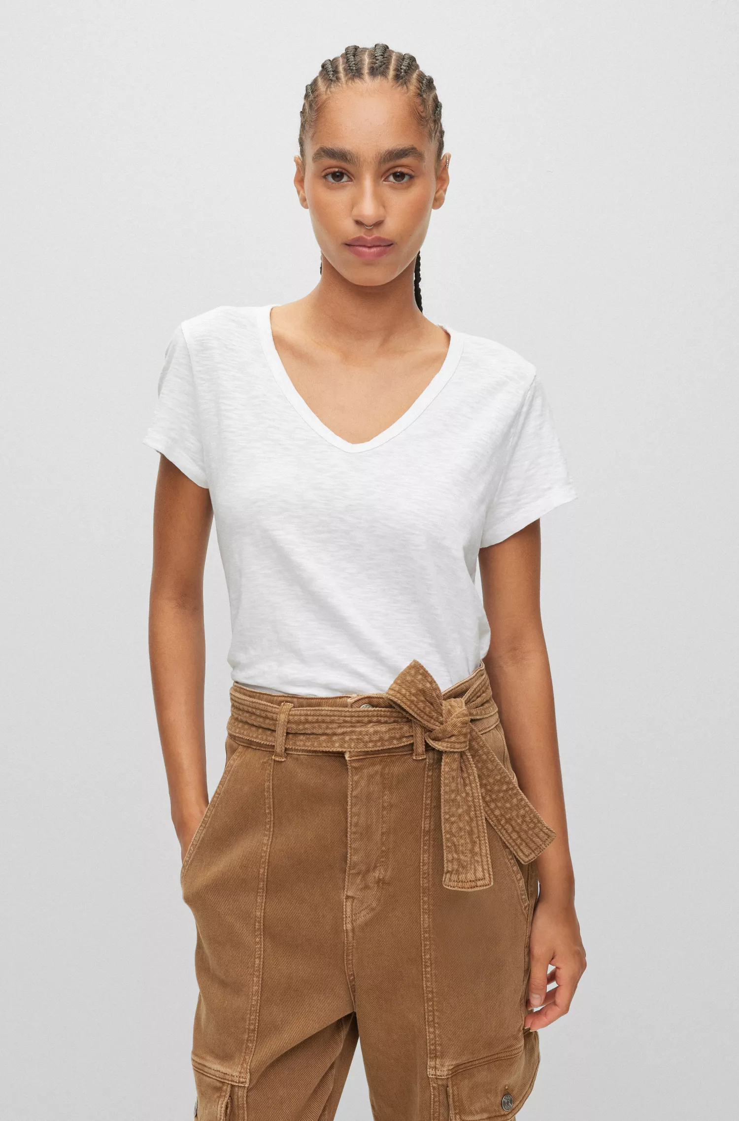 Camiseta BOSS preta de algodão texturizado com corte regular e decote em V.