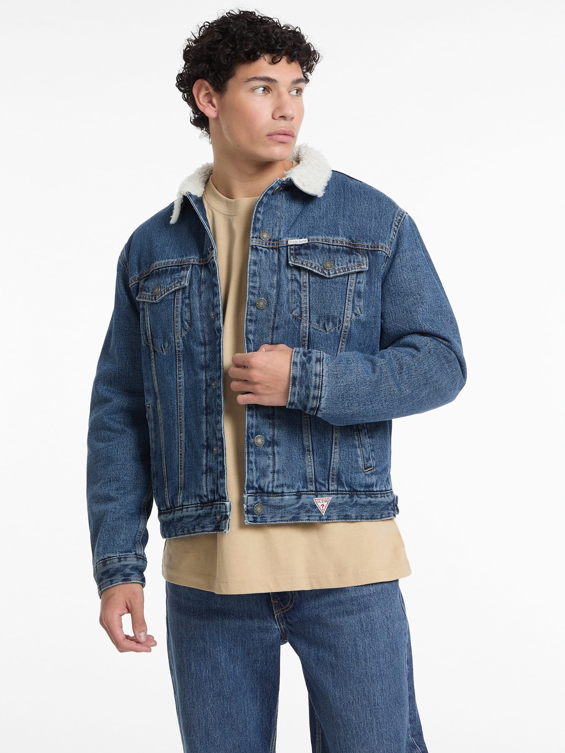 Jaqueta jeans trucker com gola sherpa