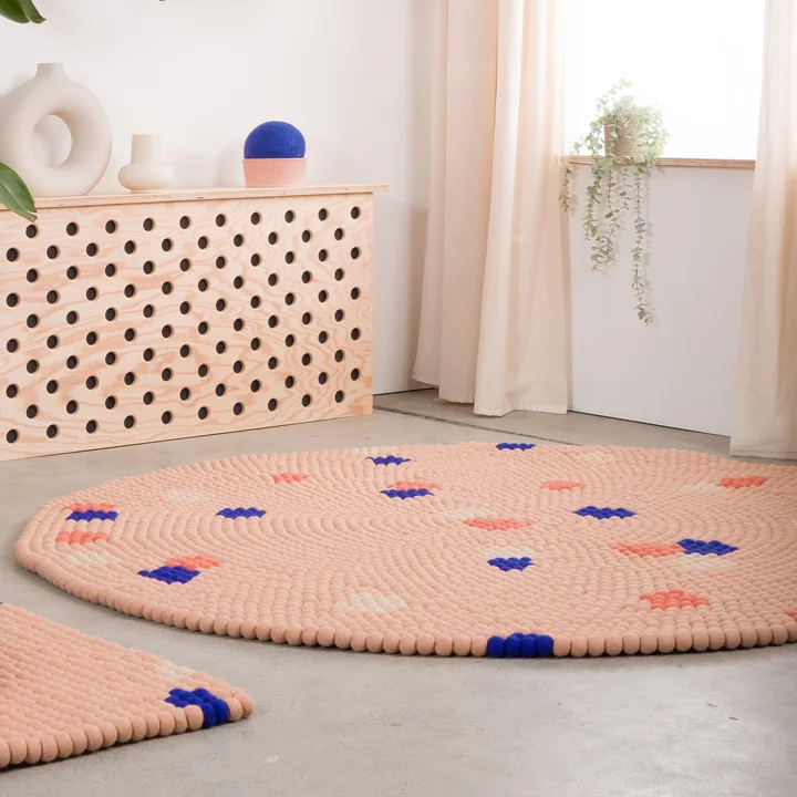 myfelt - Terra Rose Filzkugelteppich, Ø 90 cm, rosé / coral / weiss / kobaltblau