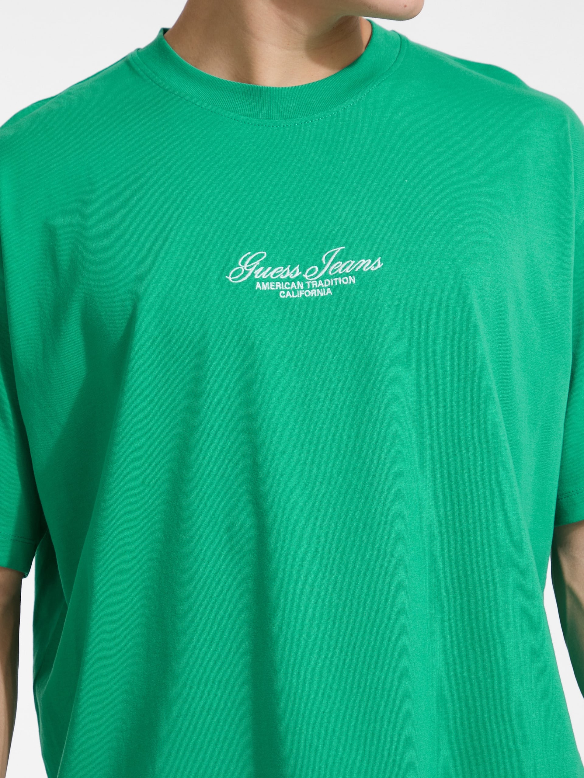 Camiseta oversized com logo bordado