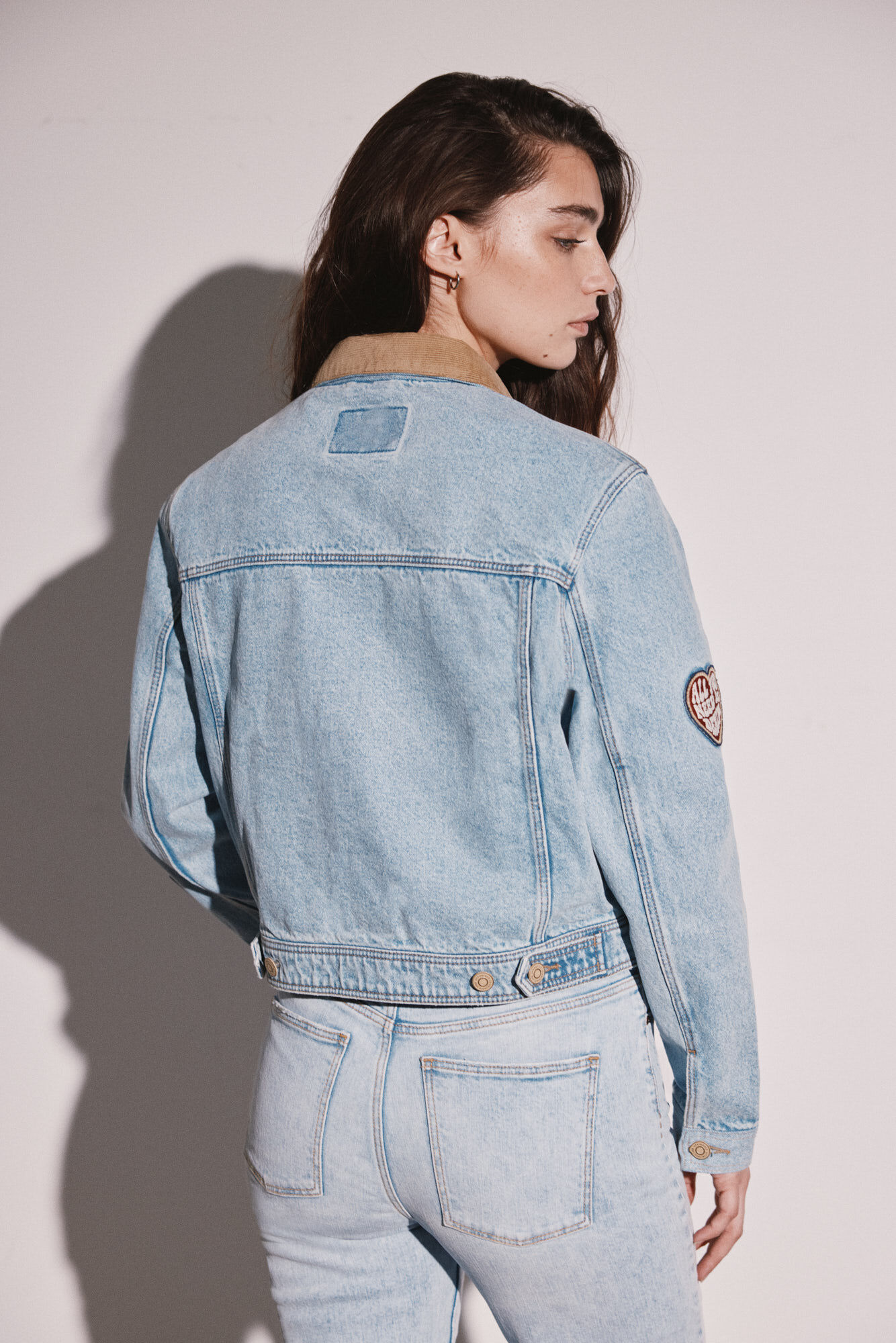 Jaqueta jeans com patch de aniversário