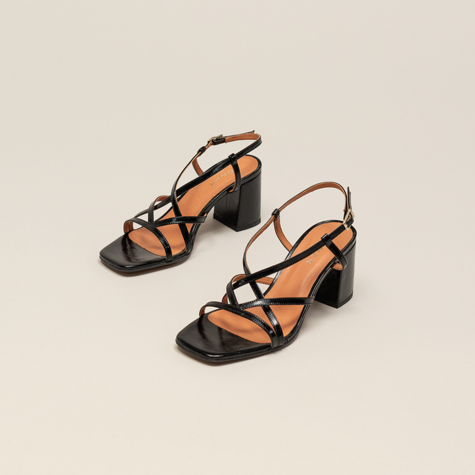 Sandales à talons et brides  en cuir brillant noir