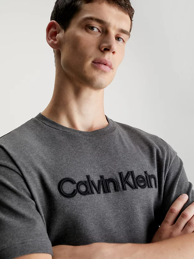 Camiseta com logotipo bordado