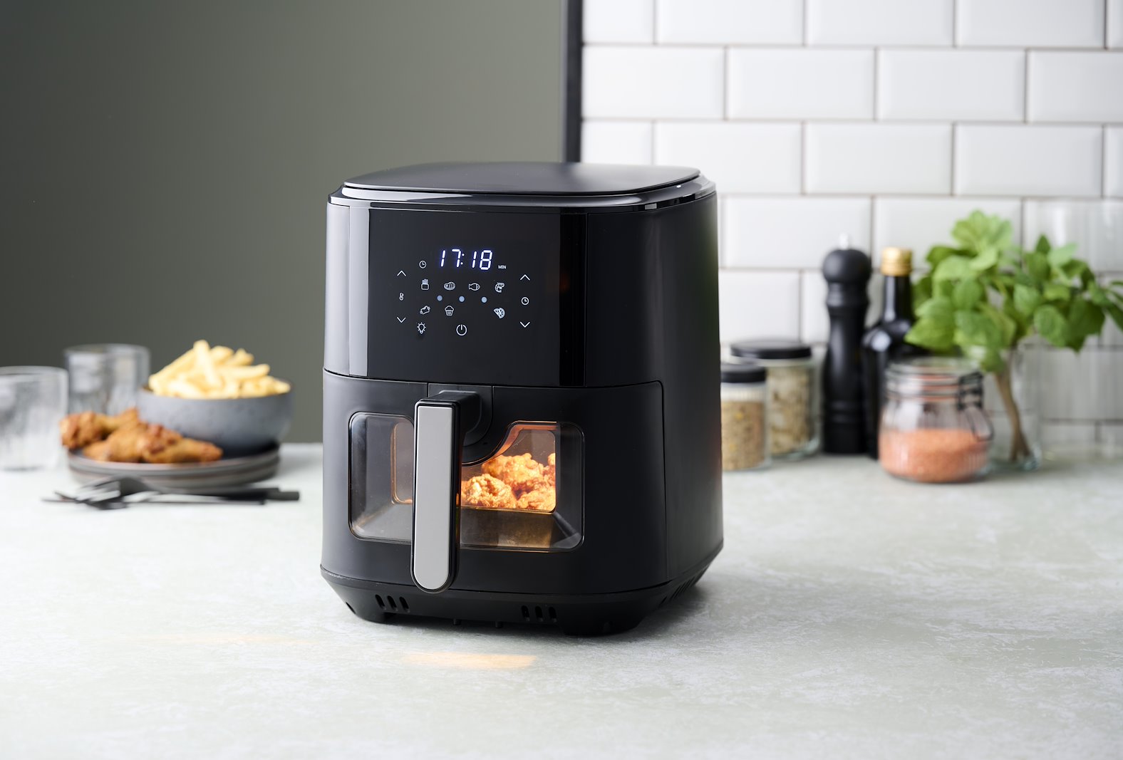 DAY Airfryer 6,5 liter, 80-200 grader justerbar temperatur. Nonstick belegg. 1500W.