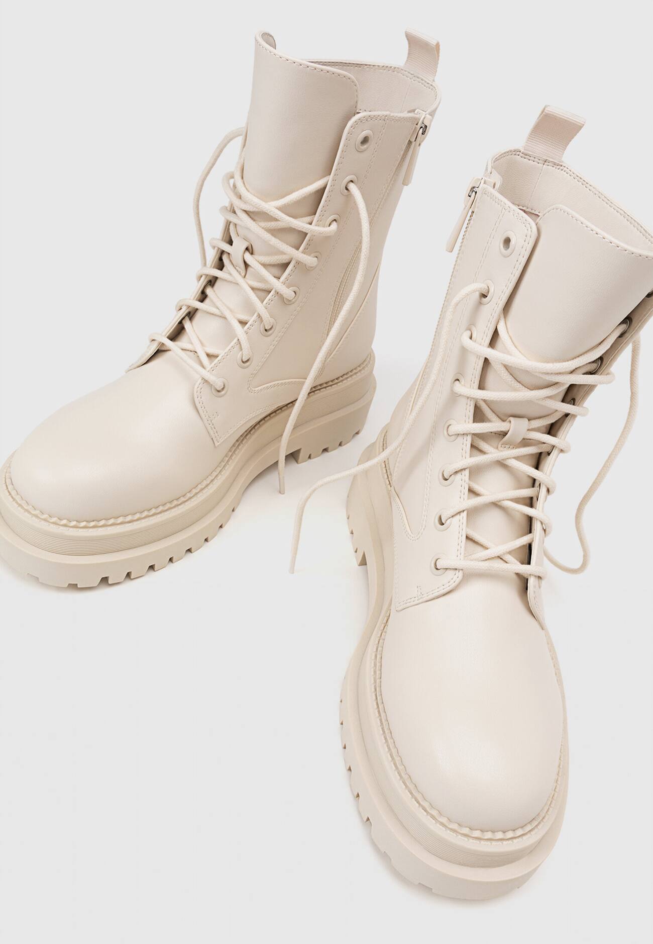 Botas de cano curto sem cadarço