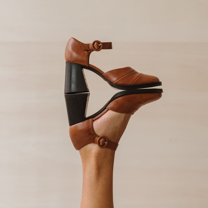 Babies à talons et brides  en cuir cognac clair