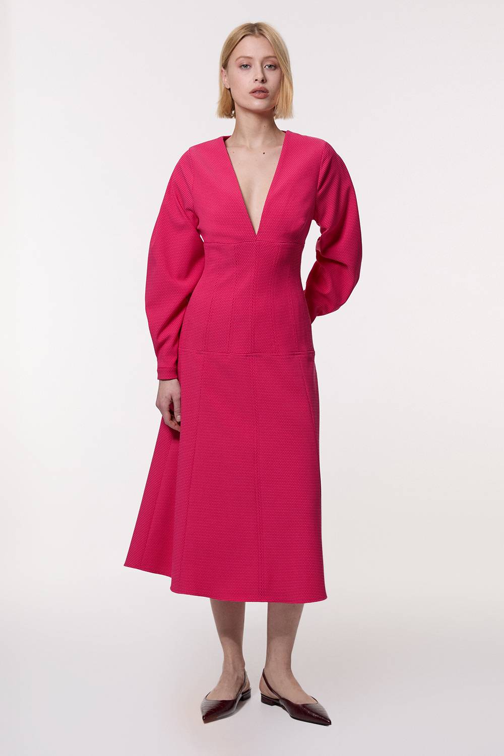 KarenMillen Petite robe mi-longue texturée ajustée à taille basse et manches mi-longues