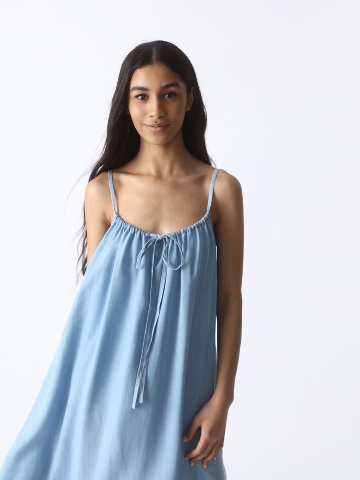 Vestido fluido com alças finas - Azul Índigo Claro